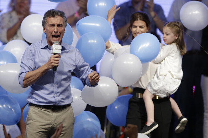 A korszakváltást ígérő Mauricio Macri, felesége, Juliana Awada és kislánya, Antonia társaságában ünnepli sikerét a pártja Buenos Aires-i székhelyén tartott „bulin” (Fotó : Beta/AP) A korszakváltást ígérő Mauricio Macri, felesége, Juliana Awada és kislánya, Antonia társaságában ünnepli sikerét a pártja Buenos Aires-i székhelyén tartott „bulin” (Fotó : Beta/AP)