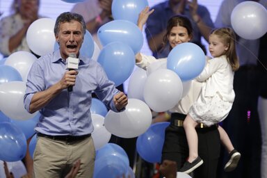 A korszakváltást ígérő Mauricio Macri, felesége, Juliana Awada és kislánya, Antonia társaságában ünnepli sikerét a pártja Buenos Aires-i székhelyén tartott „bulin” (Fotó :  Beta/AP)