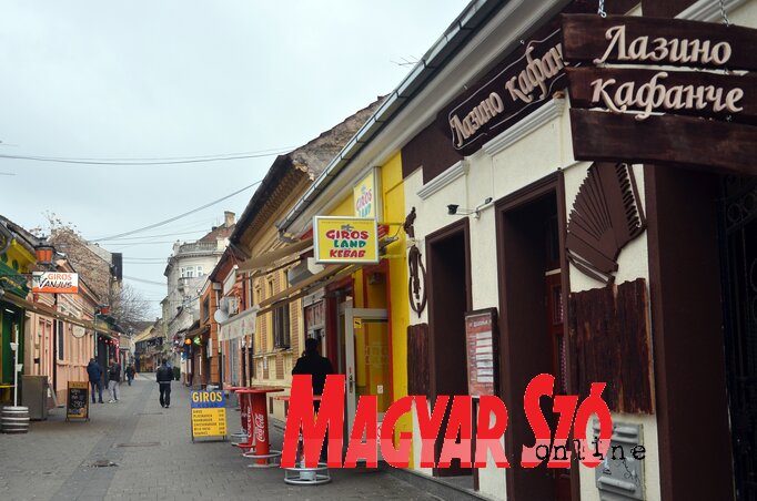 A belváros lakóinak fogytán a türelmük, elegük van a szórakozóhelyek tomboló zenéjéből és a részegek garázdálkodásából, rendet akarnak teremteni, de ez csak az önkormányzat segítségével valósulhat meg (Dávid Csilla felvétele) A belváros lakóinak fogytán a türelmük, elegük van a szórakozóhelyek tomboló zenéjéből és a részegek garázdálkodásából, rendet akarnak teremteni, de ez csak az önkormányzat segítségével valósulhat meg (Dávid Csilla felvétele)