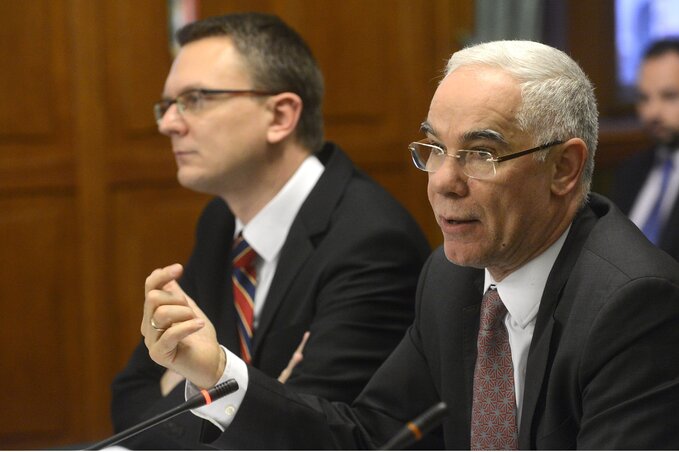 Balog Zoltán a meghallgatáson, mellette Rétvári Bence államtitkár (Fotó: MTI)