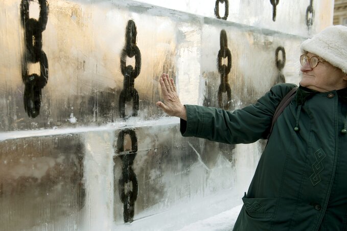 A Befagyasztott emlékezet című szabadtéri jégszobor-installáció (Fotó: MTI)