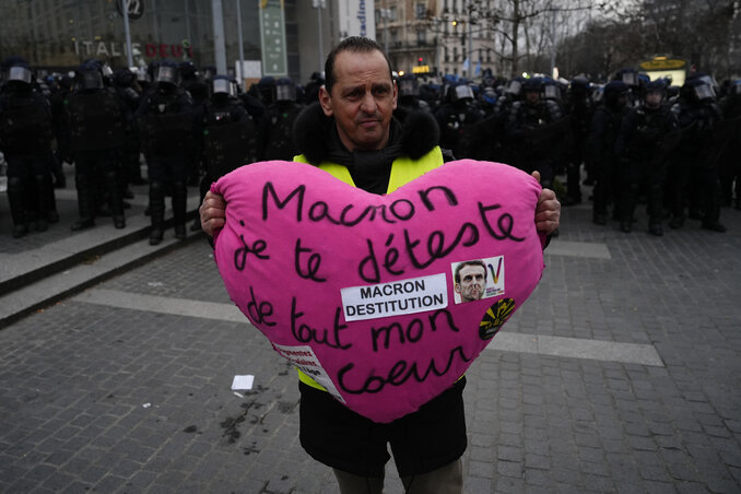 Egy tüntető nem rejti véka alá véleményét: Macron, szívből utállak – hirdeti a felirat (AP/Beta/Lewis Joly) Egy tüntető nem rejti véka alá véleményét: Macron, szívből utállak – hirdeti a felirat (AP/Beta/Lewis Joly)