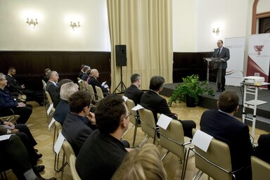 A részvevők Németh Zsoltot hallgatják (Fotó: MTI)