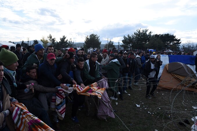 A migránsok lerombolják a drótkerítést (Fotó: Beta/Ap) A migránsok lerombolják a drótkerítést (Fotó: Beta/Ap)