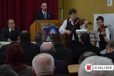 Hegedűduett a díszülésen (Lakatos János felvétele)