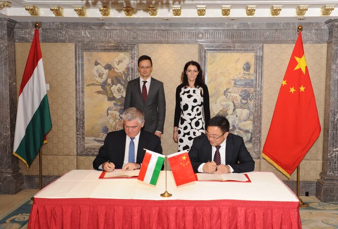 Urbán Zoltán, az Eximbank vezérigazgatója aláírja kínai partnerével a szerződést (Fotó: MTI)
