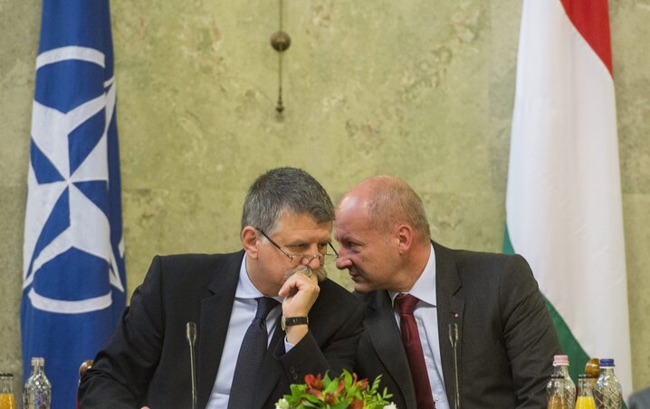 Kövér László, az Országgyűlés elnöke (b) és Simicskó István honvédelmi miniszter a XIX. nemzetközi NATO-konferencián az Országház Delegációs termében (MTI Fotó: Illyés Tibor)