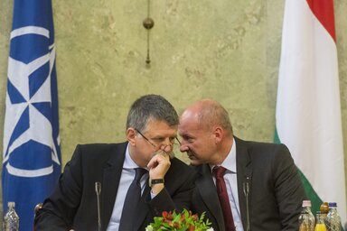 Kövér László, az Országgyűlés elnöke (b) és Simicskó István honvédelmi miniszter a XIX. nemzetközi NATO-konferencián az Országház Delegációs termében (MTI Fotó: Illyés Tibor)