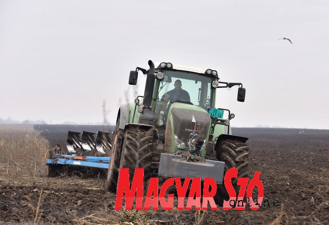 Matijević traktorai egész héten szántottak Felsőhegy és Adahatár között (Fotó: Gergely Árpád)