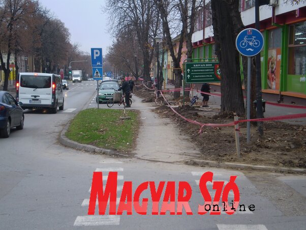 A Fő utcán folyó munkálatok a vége felé közelednek (Benedek Miklós felvétele) A Fő utcán folyó munkálatok a vége felé közelednek (Benedek Miklós felvétele)