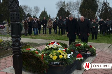 Dudás Károly és Pásztor István főhajtása Csubela Ferenc sírja előtt (Lakatos János felvétele)