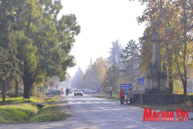 A Szentháromság-szobor a falu központjában (Molnár Edvárd felvétele)