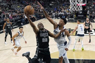 Sztárok hiányában a 28 pontos Christian Wood (jobbról) volt a dallasi főszereplő (Fotó: Beta/AP)