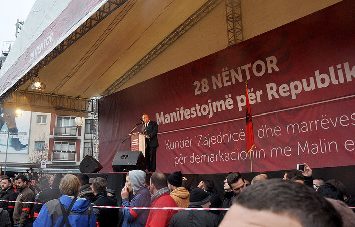 Több tízezren tüntettek a koszovói kormány ellen (Fotó: Beta) Több tízezren tüntettek a koszovói kormány ellen (Fotó: Beta)