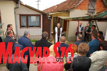 Harmath Károly atya megszenteli a hajdújárási Lurkóházat (Molnár Edvárd felvétele) Harmath Károly atya megszenteli a hajdújárási Lurkóházat (Molnár Edvárd felvétele)