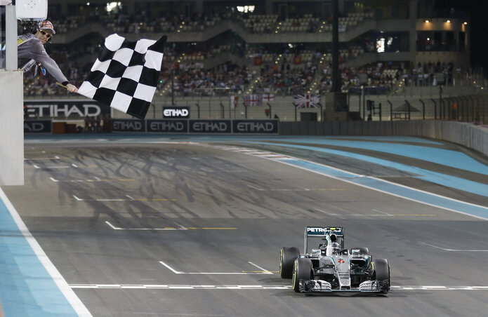 Nico Rosberg, a Mercedes német pilótája célvonalban a szezonzáró Forma-1-es Abu-Dzabi Nagydíjon (Fotó: Beta/AP)