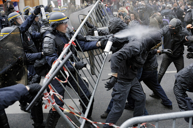 Összecsapások törtek ki vasárnap délután Párizsban a rendfenntartó erők és a klímacsúcs ellen tüntetők között (Fotó: Beta/AP)