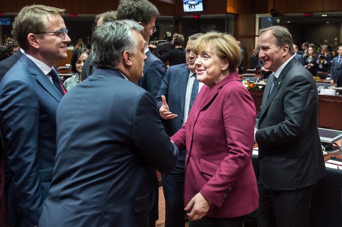 Orbán Viktor és Angela Merkel kezet fog az EU–török csúcstalálkozón Brüsszelben (Fotó: Miniszterelnöki Sajtóiroda).