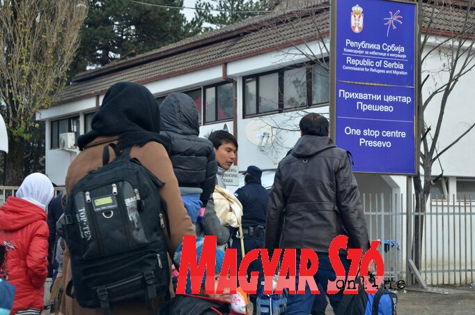Innen csak a regisztrálás után utazhatnak tovább (Ótos András felvétele) Innen csak a regisztrálás után utazhatnak tovább (Ótos András felvétele)