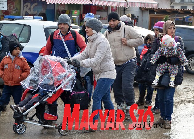 Ők is taxival érkeztek a szerb–macedón határról (Ótos András felvétele) Ők is taxival érkeztek a szerb–macedón határról (Ótos András felvétele)