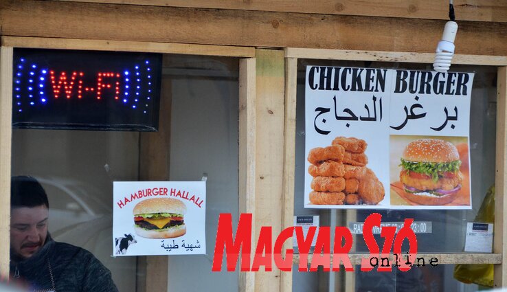 Van itt marhahúsból, van csirkehúsból készült hamburger, sőt wifi is (Ótos András felvétele) Van itt marhahúsból, van csirkehúsból készült hamburger, sőt wifi is (Ótos András felvétele)