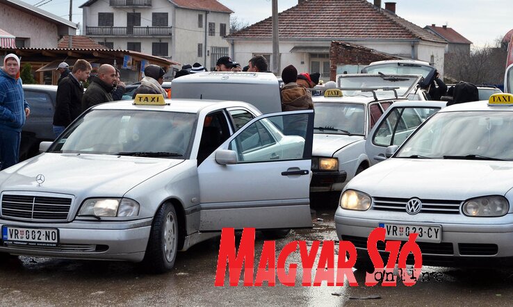 A taxisok annyi fuvardíjat kérnek a menekültektől, amennyit nem szégyellnek (Ótos András felvétele) A taxisok annyi fuvardíjat kérnek a menekültektől, amennyit nem szégyellnek (Ótos András felvétele)