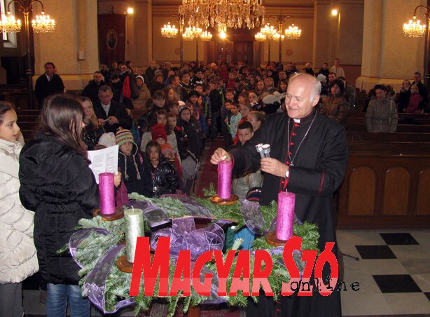 Német László püspök meggyújtotta az első adventi gyertyát Német László püspök meggyújtotta az első adventi gyertyát