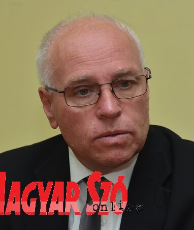 Hajnal Jenő, az MNT elnöke a vajdasági helyzetképet szemléltette (Ótos András felvétele) Hajnal Jenő, az MNT elnöke a vajdasági helyzetképet szemléltette (Ótos András felvétele)
