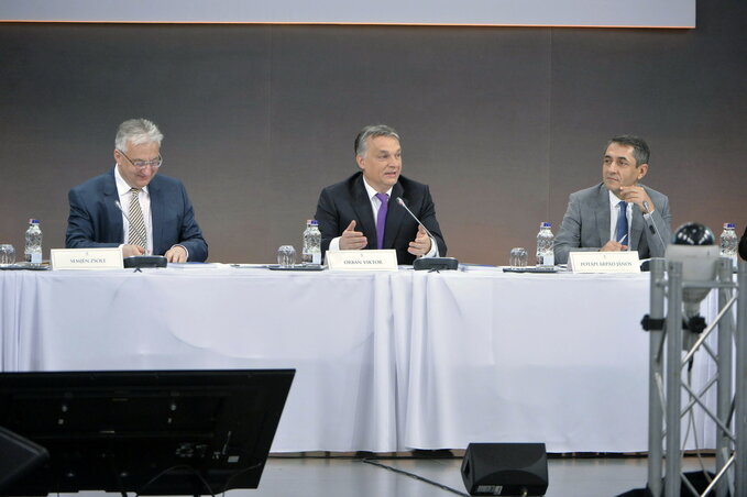 Semjén Zsolt miniszterelnök-helyettes, Orbán Viktor kormányfő és Potápi Árpád nemzetpolitikai államtitkár (Fotó: MTI)