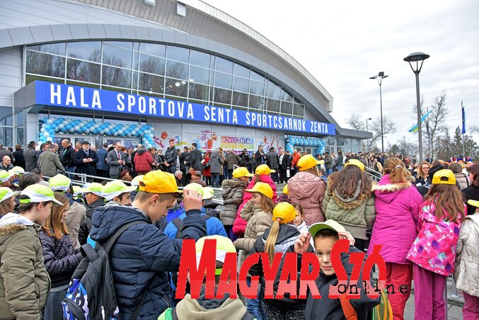 Ceglédi Rudolf, Nebojša Malenković és Bojan Pajtić jelképesen „üzembe helyezte” a létesítményt, egy-egy labdát dobva a sportolók közé (Gergely Árpád felvétele) Ceglédi Rudolf, Nebojša Malenković és Bojan Pajtić jelképesen „üzembe helyezte” a létesítményt, egy-egy labdát dobva a sportolók közé (Gergely Árpád felvétele)