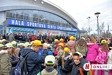 Ceglédi Rudolf, Nebojša Malenković és Bojan Pajtić jelképesen „üzembe helyezte” a létesítményt, egy-egy labdát dobva a sportolók közé (Gergely Árpád felvétele)