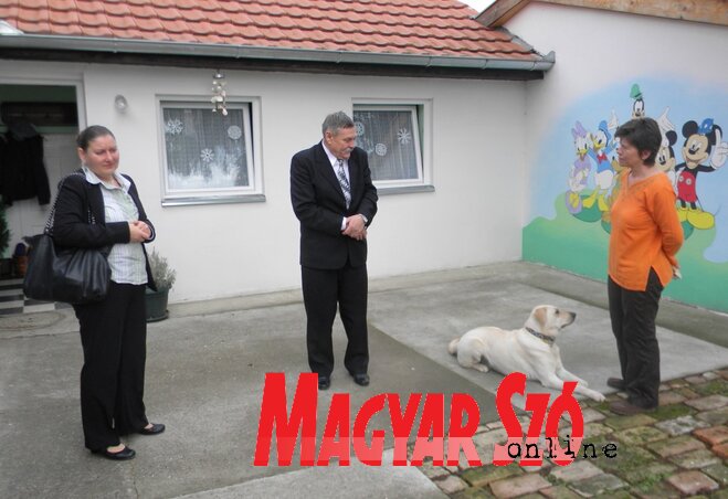 Kisimre Szerda Anna, Kislinder Gábor és Cipó Rózsa Baluval (Benedek Miklós felvétele) Kisimre Szerda Anna, Kislinder Gábor és Cipó Rózsa Baluval (Benedek Miklós felvétele)