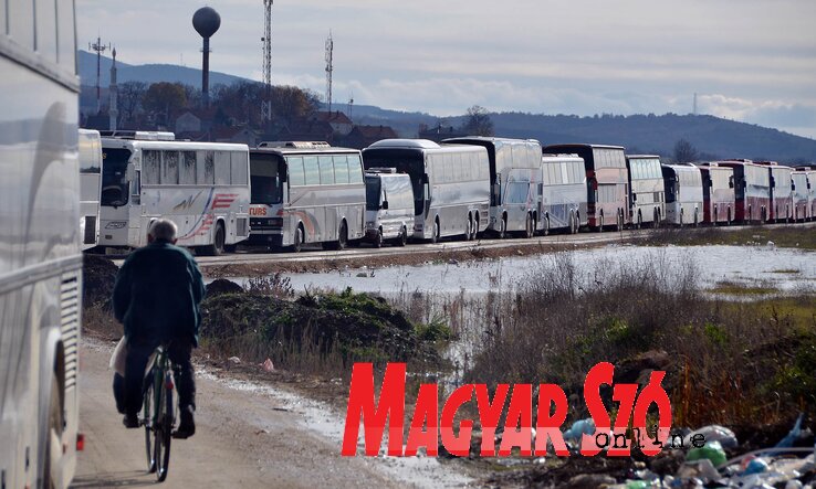 A kígyózó sor mellett csak gyalogszerrel vagy kerékpárral lehet elhaladni (Ótos András felvétele) A kígyózó sor mellett csak gyalogszerrel vagy kerékpárral lehet elhaladni (Ótos András felvétele)