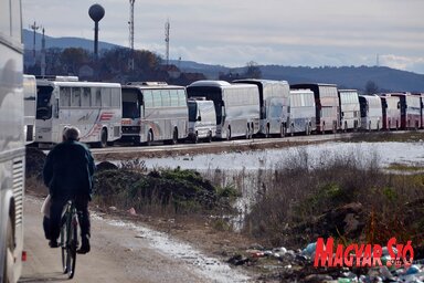 A kígyózó sor mellett csak gyalogszerrel vagy kerékpárral lehet elhaladni (Ótos András felvétele)