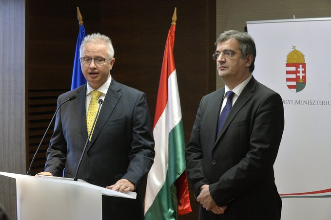 Trócsányi László magyar igazságügyi miniszter (b) és Berke Barna, a magyar Igazságügyi Minisztérium európai uniós és nemzetközi igazságügyi együttműködésért felelős államtitkára sajtótájékoztatót tart a kötelező kvóta elleni kereset benyújtásáról Budapesten (MTI Fotó: Máthé Zoltán)