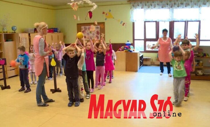 A gyermekek nagyon élvezték a számukra szervezett játékos foglalkozásokat (Máriás Endre felvétele) A gyermekek nagyon élvezték a számukra szervezett játékos foglalkozásokat (Máriás Endre felvétele)