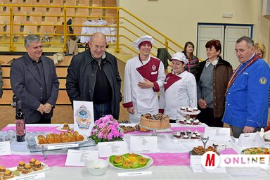 Pásztor István a vendéglátók kíséretében ellátogatott a Mikulás-napi kiállításra (Gergely Árpád felvétele)