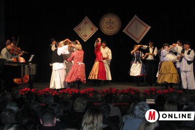Újra színpadra léptek a régi táncosok (Kecskés István felvétele)