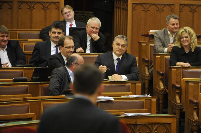 Orbán Viktor miniszterelnök Volner János, a Jobbik frakcióvezető-helyettese azonnali kérdését hallgatja az Országgyűlés plenáris ülésén (Fotó: MTI)