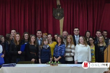 Az ösztöndíjasok és a község vezetősége (Lakatos János felvétele)