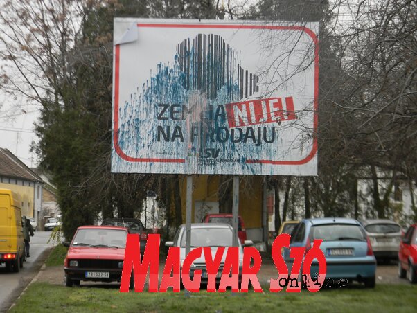 A VSZL hirdetését fekete festékkel öntötték le Óbecsén (Fotó: Fehér Rózsa) A VSZL hirdetését fekete festékkel öntötték le Óbecsén (Fotó: Fehér Rózsa)