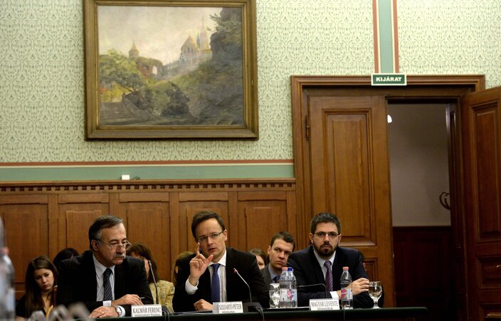 Szijjártó Péter beszél éves meghallgatásán az Országgyűlés nemzeti összetartozás bizottságának ülésén. Mellette Magyar Levente gazdaságdiplomáciáért felelős államtitkár (j) és Kalmár Ferenc, a szomszédságpolitika fejlesztéséért felelős miniszteri biztos (b) (Fotó: MTI)