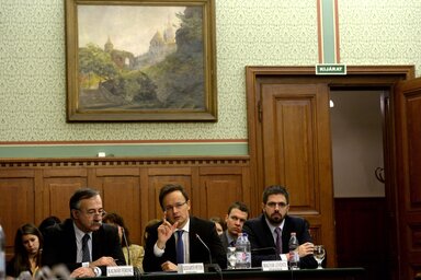 Szijjártó Péter beszél éves meghallgatásán az Országgyűlés nemzeti összetartozás bizottságának ülésén. Mellette Magyar Levente gazdaságdiplomáciáért felelős államtitkár (j) és Kalmár Ferenc, a szomszédságpolitika fejlesztéséért felelős miniszteri biztos (b) (Fotó: MTI)