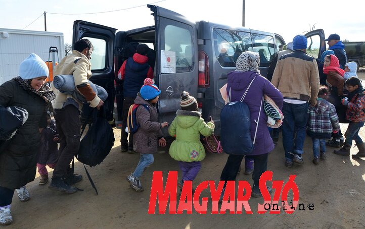 A táborból kombikkal szállítják a gyerekeket, anyákat, mozgásképteleneket a preševói autóbuszokig (Ótos András felvétele)