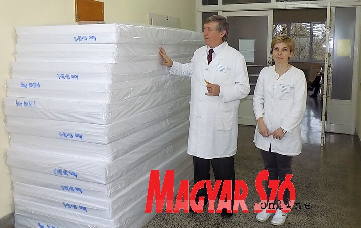 Dr. Vasas Mihály átvette az ajándékot (Szögi Csaba felvétele) Dr. Vasas Mihály átvette az ajándékot (Szögi Csaba felvétele)