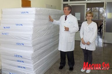 Dr. Vasas Mihály átvette az ajándékot (Szögi Csaba felvétele)