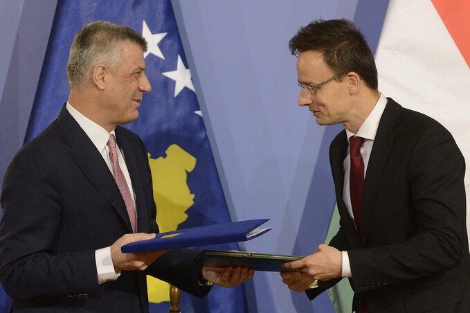 Hashim Thaçi és Szijjártó Péter külgazdasági a gazdasági együttműködésről szóló megállapodás aláírása után (Fotó: MTI)