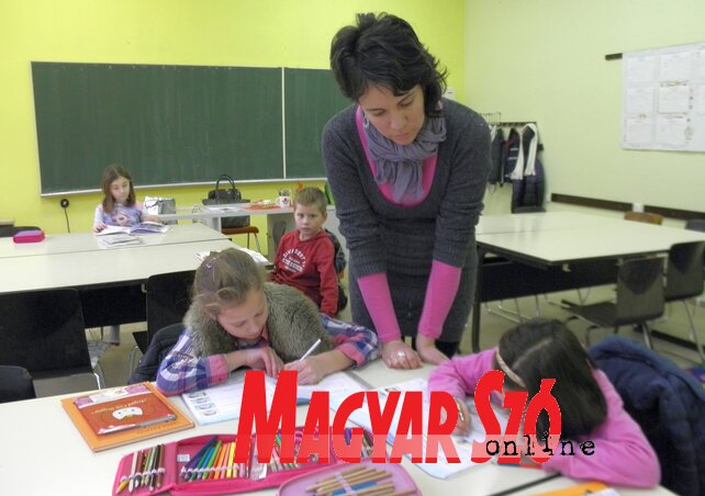 A diákok a házi feladatot készítik a tanító nénivel (Csincsik Zsolt felvétele) A diákok a házi feladatot készítik a tanító nénivel (Csincsik Zsolt felvétele)