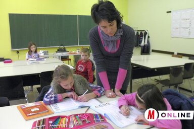 A diákok a házi feladatot készítik a tanító nénivel (Csincsik Zsolt felvétele)