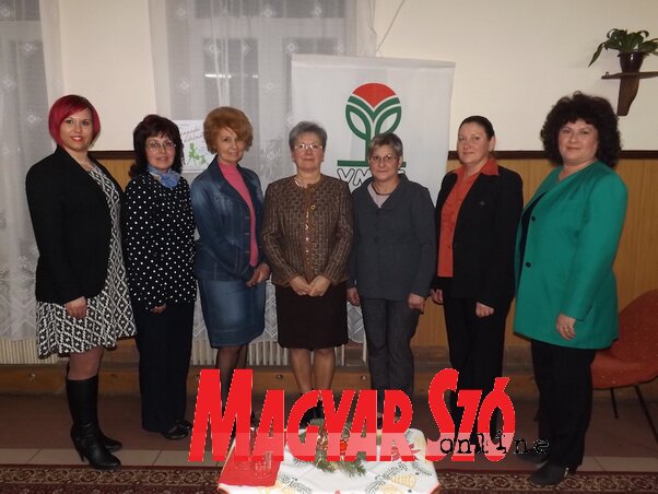A Mindennapi hősnőink sorozat topolyai állomásának főszereplői a rendezvénysorozat szervezőivel (Szabó Anikó felvétele) A Mindennapi hősnőink sorozat topolyai állomásának főszereplői a rendezvénysorozat szervezőivel (Szabó Anikó felvétele)